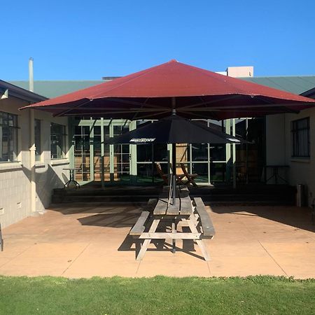 Cheviot Hotel Exterior photo